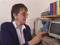 ציצים גדולים מורה בוגרת שעירות מאוננות pt1