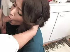ברונטית עם קולר מקבל את הדגדגן שלה הקניט עם צעצועים