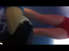 נער ביישן עם ציצים מלא שיח וגדול לאחר שחייה