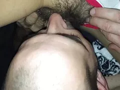 היא סרטים בזמן שאני אוכלת את הכוס השעיר שלה